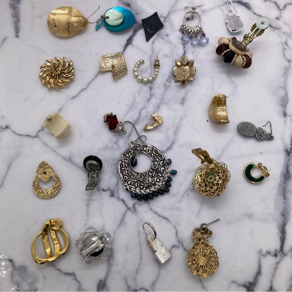 24 Single Earrings (No Pairs) Clip On, Post Back, & Hook Craft Repurpose Lot - Picture 6 of 8